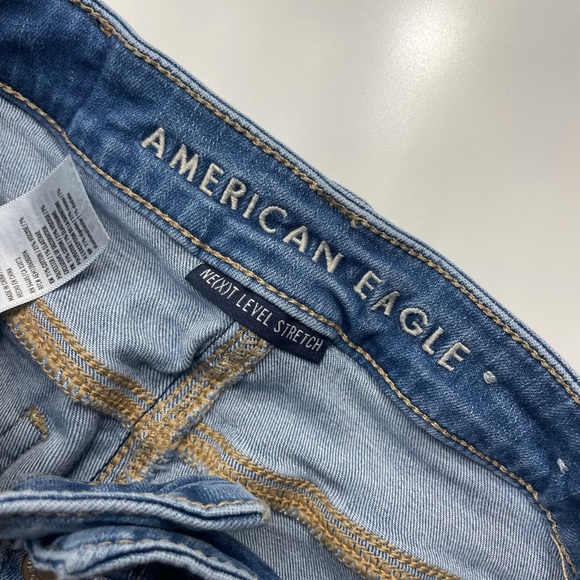 American Eagle High-Waisted Jeans - Picture 2 of 5